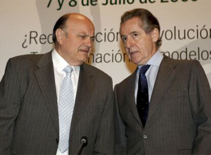 Juan Ramón Quintás y Miguel Blesa durante la celebración de la segunda jornada del IX Encuentro Financiero Internacional organizado por Caja Madrid y EL PAÍS