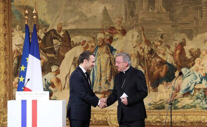 El nuncio apostólico Luigi Ventura saluda al presidente francés Emmanuel Macron a comienzos de enero