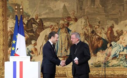 El nuncio apostólico Luigi Ventura saluda al presidente francés Emmanuel Macron a comienzos de enero 