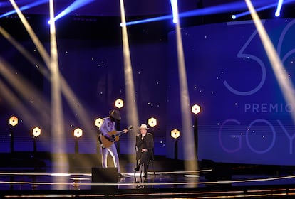 El cantautor Joaquín Sabina acompañado por Leiva a la guitarra, durante su interpretación de 'Tan joven y tan viejo'.