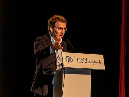 El presidente del Partido Popular, Alberto Núñez Feijóo, interviene en el Teatre de l'Escorxador, este domingo, en Lleida.