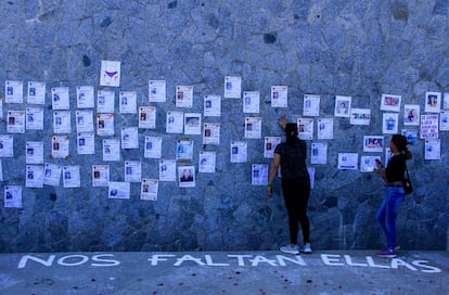 Mujeres protestan en contra la ola de feminicidios a nivel nacional, en Acapulco, Estado de Guerrero, México.