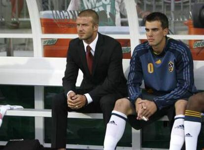 David Beckham (izquierda), vestido de calle en un banquillo del estadio de Toronto donde jugó el pasado domingo su equipo, Los Angeles Galaxy.