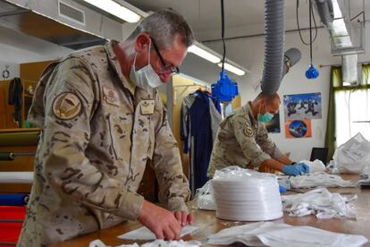 Imagen facilitada por el Ministerio de Defensa de la sala de plegados de la Escuela Militar de Paracaidismo EMP de Alcantarilla (Murcia), en la que los militares fabrican 500 mascarillas al día para proteger al personal sanitario de la Covid-19.