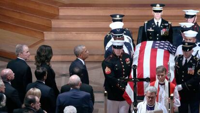 El f&eacute;retro de John McCain sale de la catedral de Washington tras su funeral el pasado 1 de septiembre, al que asistieron los expresidentes Clinton, Bush y Obama.