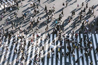 Peatones caminando por el cruce el de Shibuya, el más transitado del mundo.