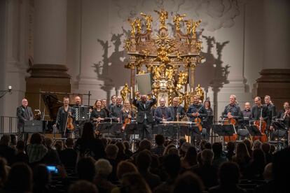 Emilio Pomàrico (que sostiene en al aire la partitura de Georg Friedrich Haas) y el Klangforum Wien saludan al final del concierto.