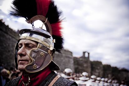 DESFILE DE TROPAS EN TORNO A LA CIUDAD AMURALLADA.