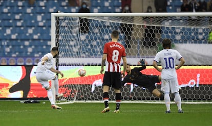 Benzema marca el segundo gol del Real Madrid ante el Athletic en la final de la Supercopa.