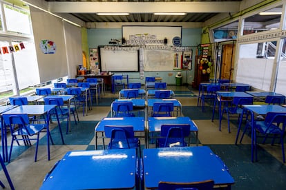 Interior de un aula vacía en Valparaíso, Chile, en junio de 2023.