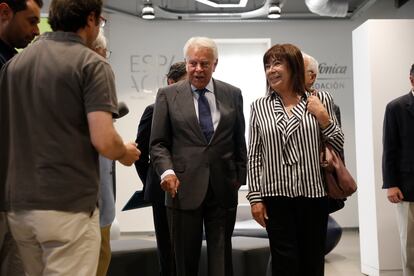 El expresidente del Gobierno Felipe González y la presidenta del PSOE, Cristina Narbona.