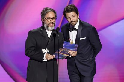 Gael García Bernal y Diego Luna presentan un premio en los 76º premios Emmy, el 15 de septiembre de 2024 en Los Ángeles, California.