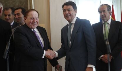 El impulsor de Eurovegas, Sheldon Adelson (izquierda), saluda al presidente de Madrid, Ignacio González.