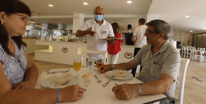 Dos clientes desayunan en un hotel de Riu en Baleares