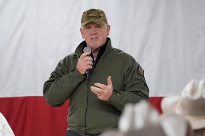 El futuro "zar de la frontera" Tom Homan habla con policías estatales y guardias nacionales en Eagle Pass, Texas, el pasado 26 de noviembre.