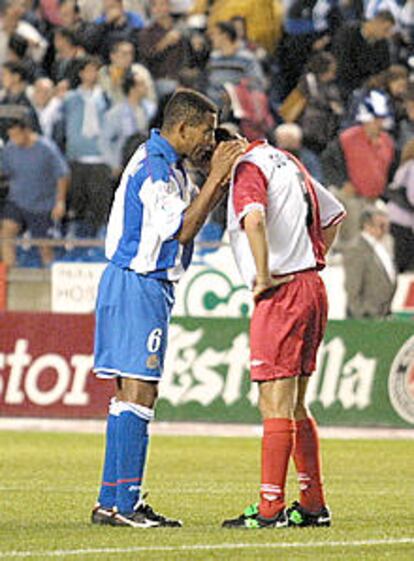 Mauro Silva consuela a Giovanella tras la lesión de Manuel Pablo.