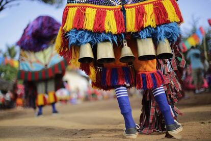 Detalle de un disfraz durante el tradicional carnaval Maracatu en Nazaré da Mata, Brasil