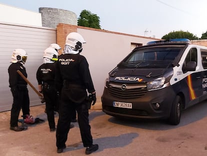 Agentes de la Policía Nacional durante la Operación Matraka, en la que se ha detenido por narcotráfico al armador del pesquero 'Rúa Mar'.