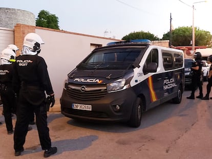 Agentes de la Policía Nacional durante una operación realizada en días pasados en la provincia de Cádiz.