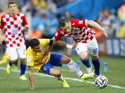 Thiago Silva de Brasil lucha contra Ivica Olic de Croacia.