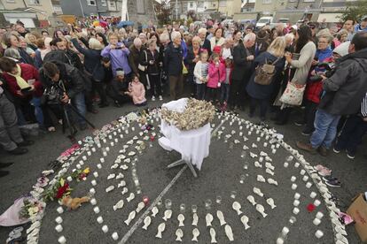 La gente se reúne para protestar en el sitio de la antigua casa Tuam para madres solteras en el condado de Galway, el 26 de agosto de 2018. En Tuam se encuentra una fosa común con cientos de bebés que murieron en una casa administrada por la iglesia.  