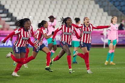 Las jugadoras del Atlético de Madrid celebran su victoria ante el Barcelona en la semifinal de la Supercopa femenina disputada este miércoles en el estadio de los Juegos Mediterráneos de Almería.