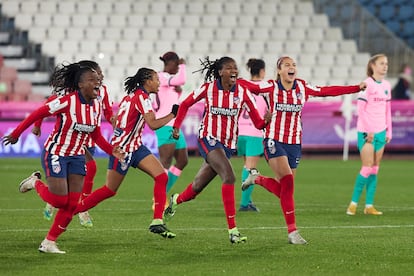 Las jugadoras del Atlético de Madrid celebran su victoria ante el Barcelona en la semifinal de la Supercopa femenina disputada este miércoles en el estadio de los Juegos Mediterráneos de Almería.