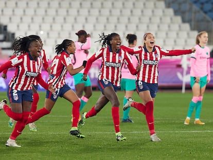 Las jugadoras del Atlético de Madrid celebran su victoria ante el Barcelona en la semifinal de la Supercopa femenina disputada este miércoles en el estadio de los Juegos Mediterráneos de Almería.