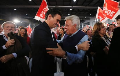 El candidato socialista abraza al expresidente Felipe González en Badajoz. A la izquierda, Juan Carlos Rodríguez Ibarra.