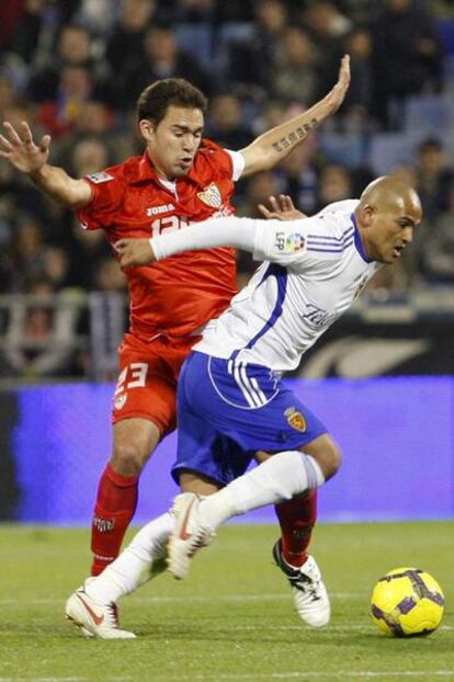 Suazo elude el marcaje del sevillista Lolo.