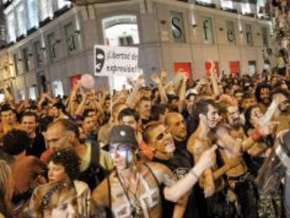 Los indignados protestan en la calle Preciados ante el cordón policial activado en la Puerta del Sol.