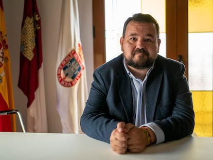 Juan Ramón Amores, alcalde de La Roda (Albacete) que padece ELA, en su despacho el ayuntamiento.