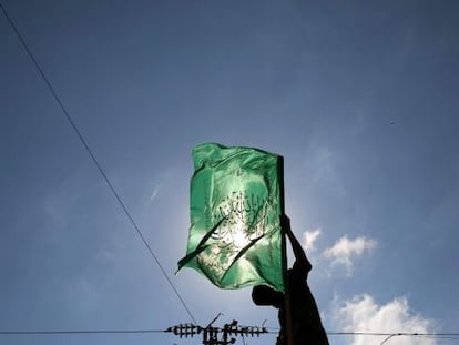 Un militante palestino sostiene la bandera de Ham&aacute;s, en una imagen de archivo.