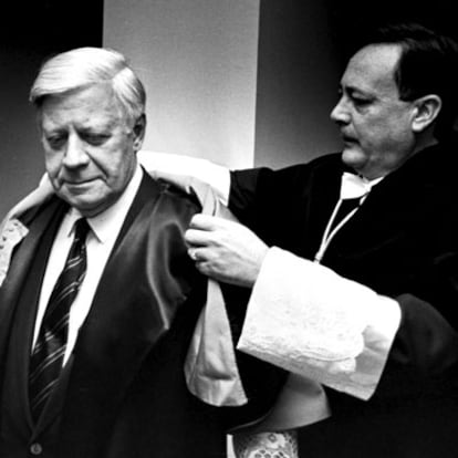 Helmut Schmidt accedió a la cancillería tras la novelesca dimisión de Brandt, uno de cuyos colaboradores había sido desenmascarado como espía de la RDA. Schmidt, conocido con <i>El Piloto</i> tuvo que lidiar con unos años duros en los que se recrudeció el debate sobre el rearme y la economía se resintió por la crisis del petróleo. Se le recuerda como el hombre que derrotó el terrorismo de la Fracción del Ejército Rojo y por las leyes de protección del Medio Ambiente que impulsó y que hicieron de Alemania uno de los países más avanzados en ecología. En la imagen, Schmidt recibe el doctorado <i>honoris causa</i> de la Universidad Menéndez Pelayo de Santander.