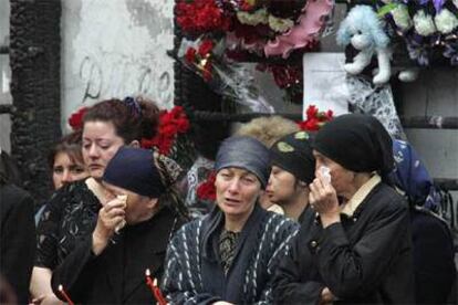 Un grupo de mujeres llora durante un minuto de silencio en la escuela de Beslán.