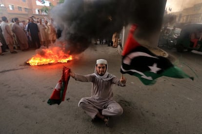 Un hombre participa en una protesta contra la detención del expresidente Asif Ali Zardari en Peshawar (Pakistán), el 11 de junio de 2019. El expresidente de Pakistán y viudo de la exdirigente asesinada Benazir Bhutto, Asif Ali Zardari, fue arrestado el pasado lunes por supuesto blanqueo de capitales, poco después de que un tribunal rechazase prolongar su libertad provisional.