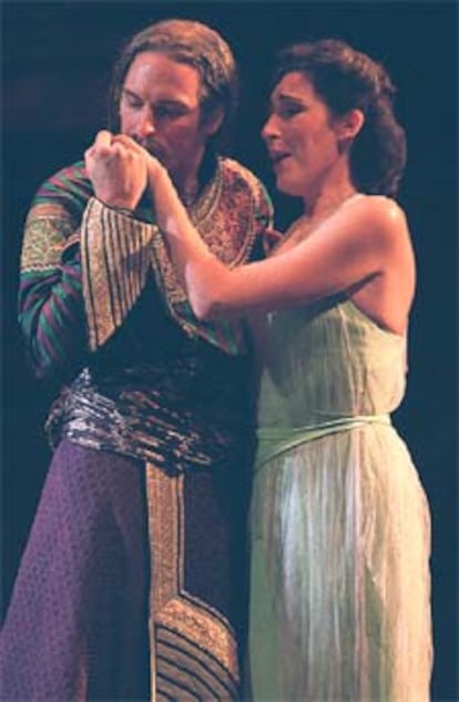 Representación de <b></b><i>Così fan tutte,</i> en el Teatro Real de Madrid.