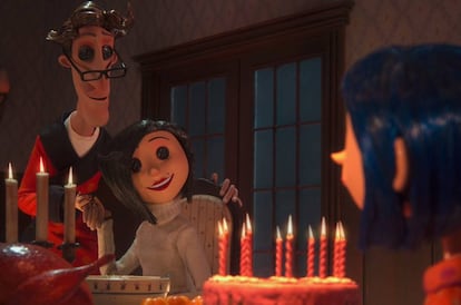 Basada en la novela 'Coraline', de Neil Gaiman, esta película arranca con la soledad y el tedio de la niña protagonista, de 11 años. Nueva en el vecindario, sin amigos y con unos padres que no la hacen apenas caso, Coraline descubre en su casa una puerta secreta que la transporta a un mundo paralelo semejante pero mucho más divertido, donde la gente tiene unos inquietantes botones por ojos. Aunque se siente a gusto aquí, descubre que su otra-madre no es tan buena como aparenta y planea quedarse con ella para siempre. Deberá buscar la forma de volver con su verdadera familia. Recomendada a partir de 7 años.