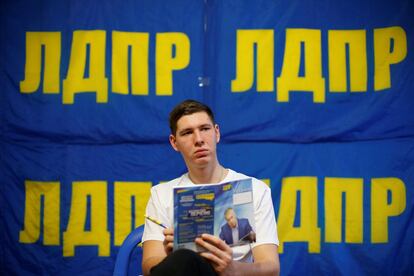 Maxim Gubsky, estudante de 21 anos, votará em Vladimir Zhirinovsky. "Não espero que Putin mude as coisas, e a história me dá razão. Muito poucas coisas mudaram durante os últimos 20 anos. Para ver progresso em minha vida precisamos de um novo presidente, novas ambições e novas decisões". Gubsky posa em Stavropol (Rússia), em 20 de fevereiro de 2018.