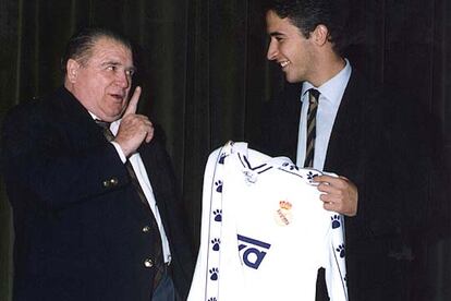Otra foto para el album de recuerdos del Madrid. Puskas conversa con un jovencísimo Raúl, que posa con la camiseta blanca el día de su fichaje, hace ahora diez años.