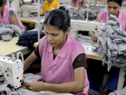 Trabajadoras del sector textil bangladesí en una fábrica en Dacca, en marzo de 2009.