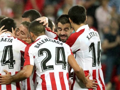 Los jugadores del Athletic celebran el gol.