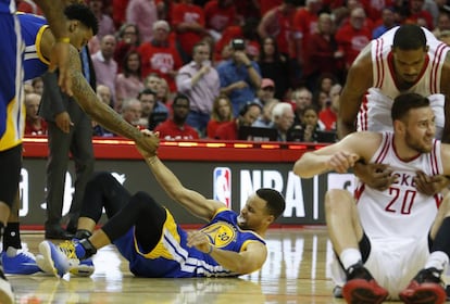 Curry, en el momento de la lesión, con Motiejunas.