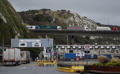 Cola de camiones este sábado en el puerto de Dover (Reino Unido), a doce días del final del período transitorio del Brexit EFE/EPA/ANDY RAIN