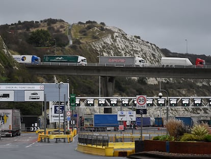 Cola de camiones este sábado en el puerto de Dover (Reino Unido), a doce días del final del período transitorio del Brexit EFE/EPA/ANDY RAIN