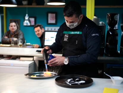 El madrileño Sergio Mayor, terminando un plato en su restaurante Lalópez, en el mercado de Antón Martín.