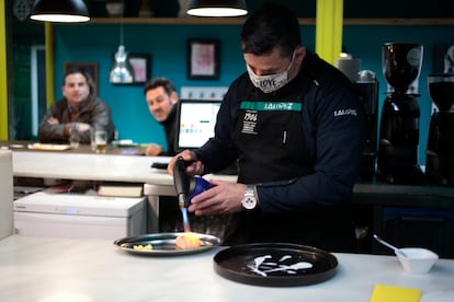 El madrileño Sergio Mayor, terminando un plato en su restaurante Lalópez, en el mercado de Antón Martín.