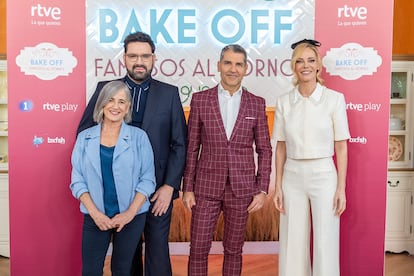 De izquierda a derecha: el jurado de 'Bake Off: Famosos al horno', Eva Arguiñano, Damián Betular y Paco Roncero, junto a la presentadora del formato, Paula Vázquez.