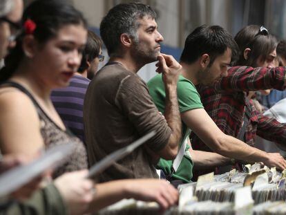Compradores de discos, ayer en la Estació del Nord.