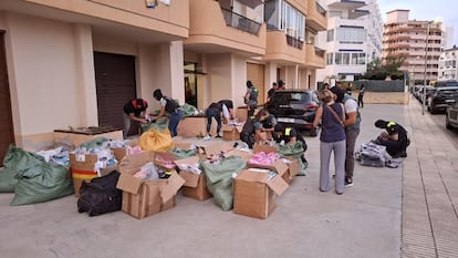 Prendas falsificadas decomisadas en el operativo contra el 'top manta' en Roses (Girona).
